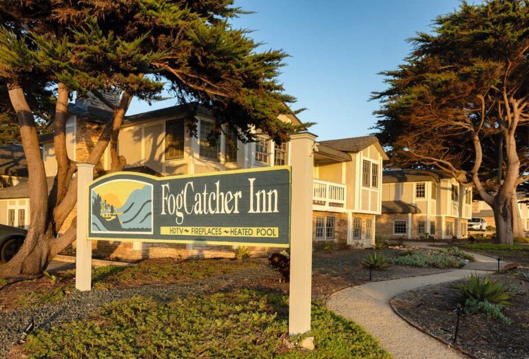 A sign in front of the FogCatcher Inn building.